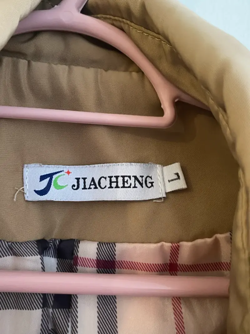 Abrigo trench beige con botones negros Jiacheng - 2