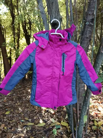 Chaqueta impermeable infantil fucsia y gris - miniatura 1