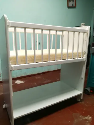 Cuna de madera blanca con colchón incluido - miniatura 1