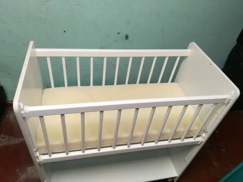 Cuna de madera blanca con colchón incluido - 2