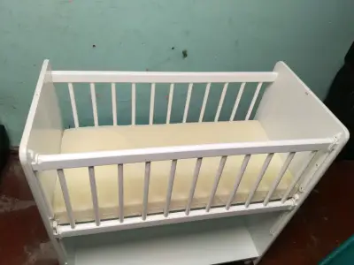 Cuna de madera blanca con colchón incluido - miniatura 2