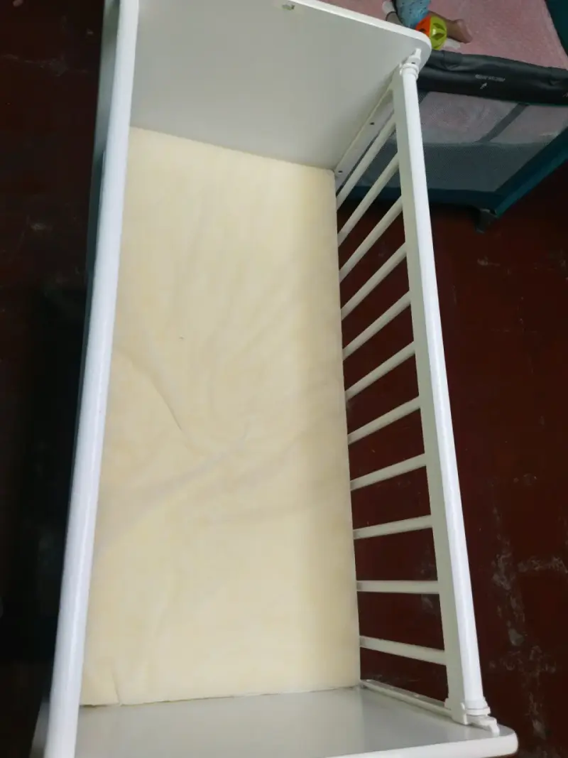 Cuna de madera blanca con colchón incluido - 3