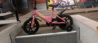 Bicicleta infantil rosa con rueditas de apoyo - miniatura 1