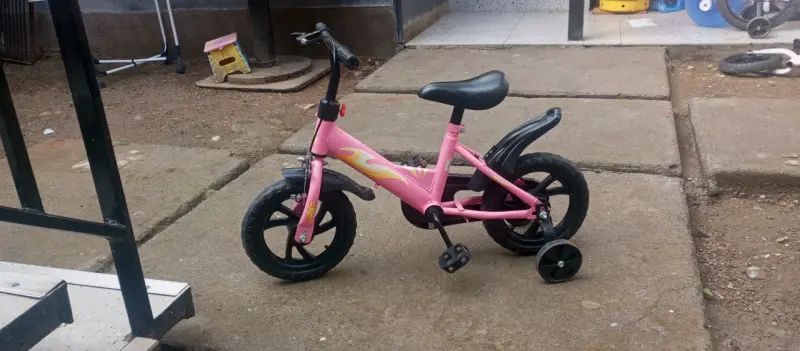 Bicicleta infantil rosa con rueditas de apoyo - 2