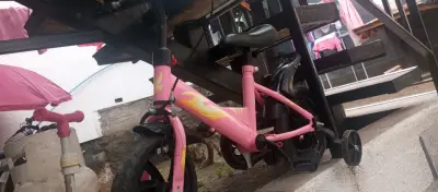 Bicicleta infantil rosa con rueditas de apoyo - miniatura 3