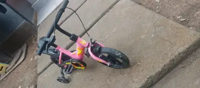 Bicicleta infantil rosa con rueditas de apoyo - miniatura 4