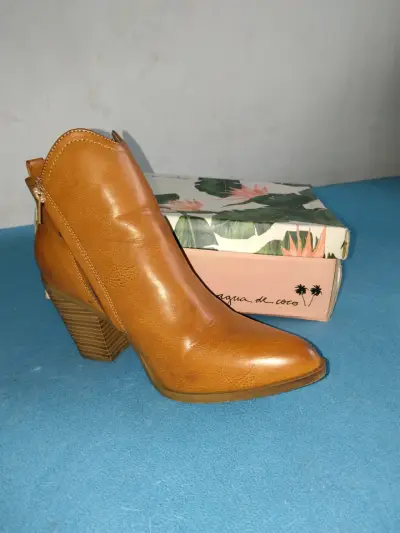 Botines de cuero sintético color camel con tacón - miniatura 1