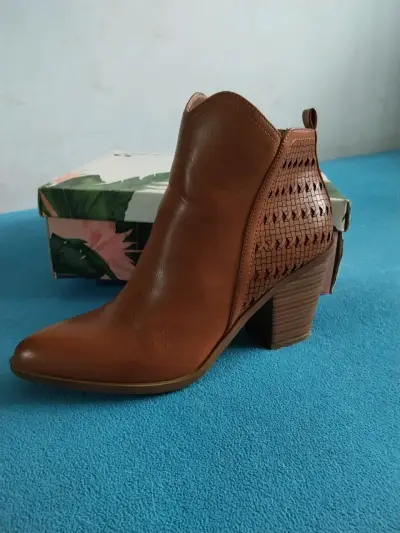 Botines de cuero sintético color camel con tacón - miniatura 2
