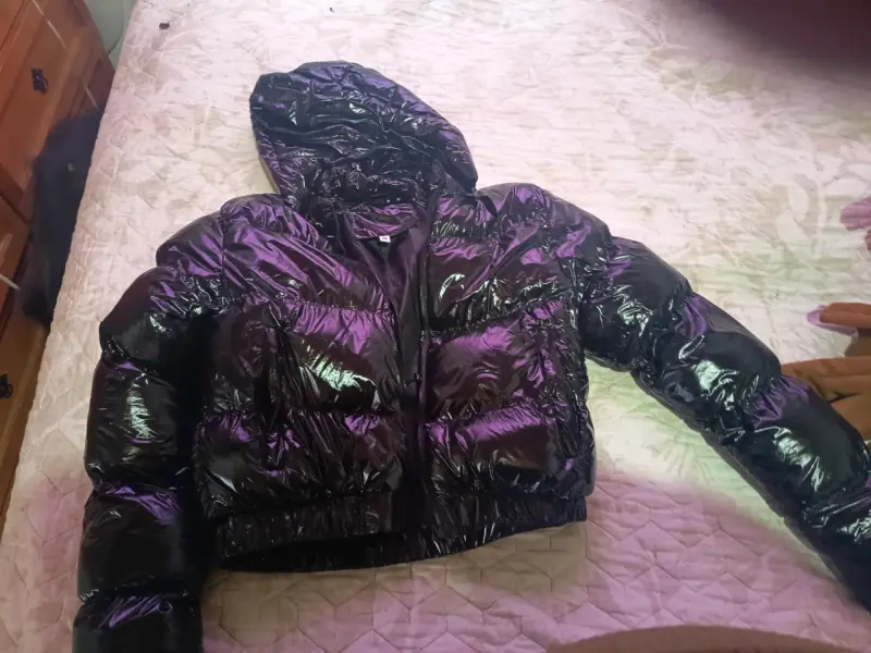 Chaqueta acolchada con capucha negra brillante