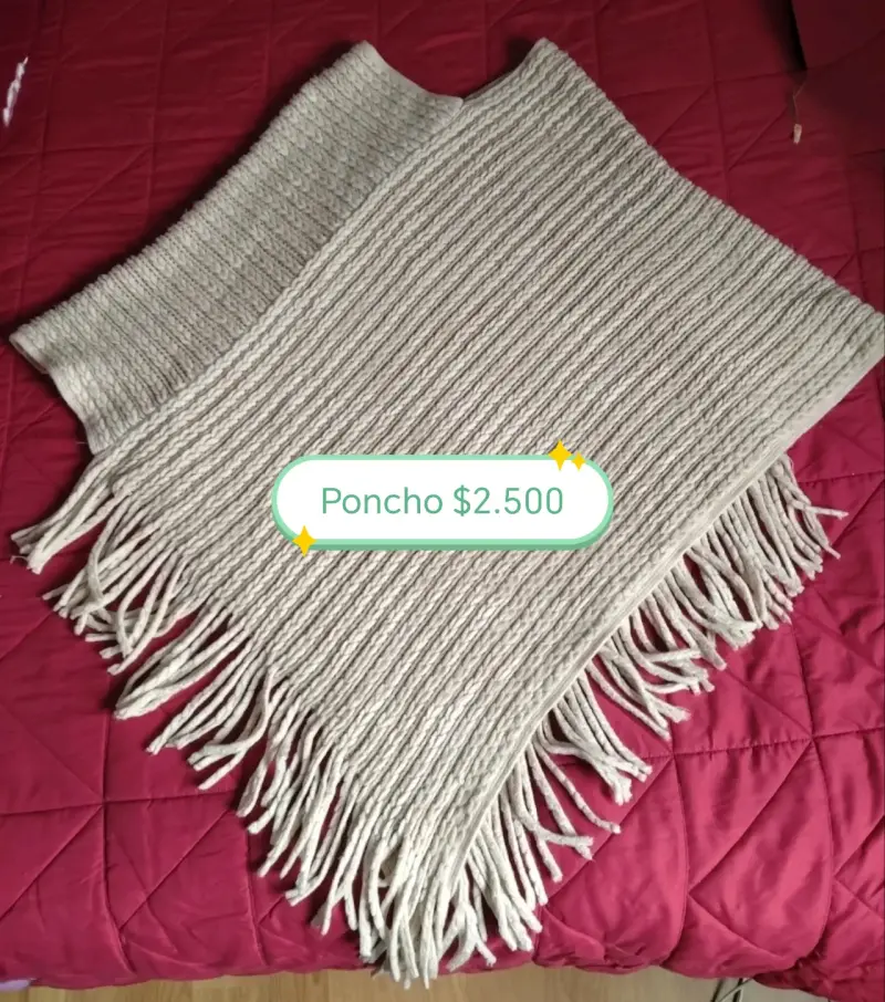 Poncho de lana beige con flecos