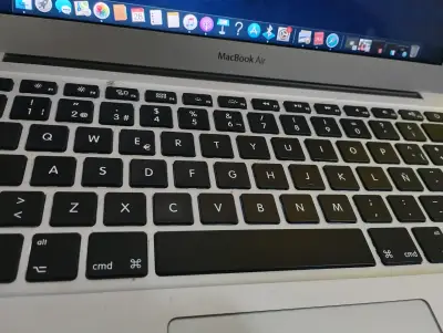 MacBook Air usado en buen estado - miniatura 1