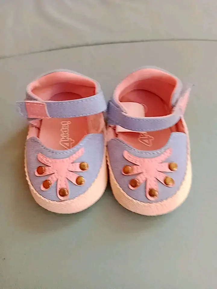 Zapatos de bebé rosados y azules con detalles dorados