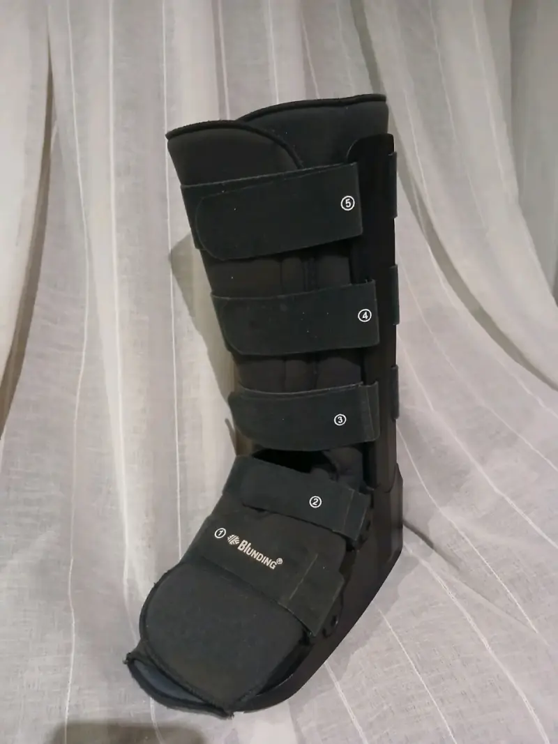 Bota ortopédica Blunding negra con velcro - 1
