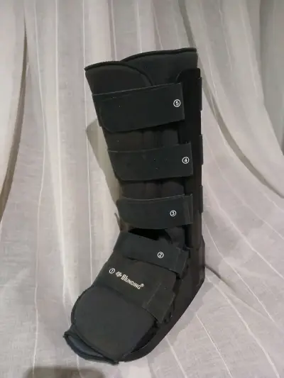 Bota ortopédica Blunding negra con velcro - miniatura 1