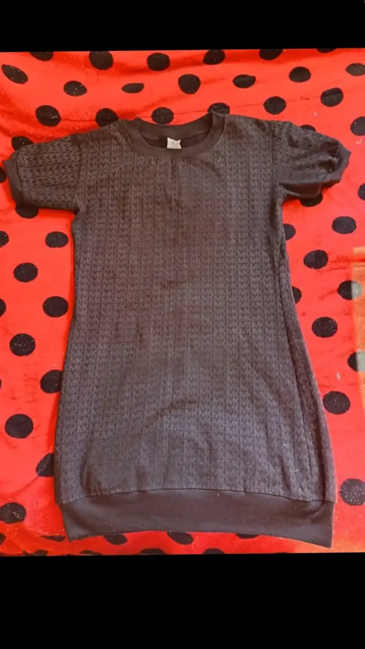 Vestido casual negro con diseño MK