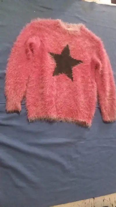 Suéter rosado peludo con estrella negra - miniatura 1