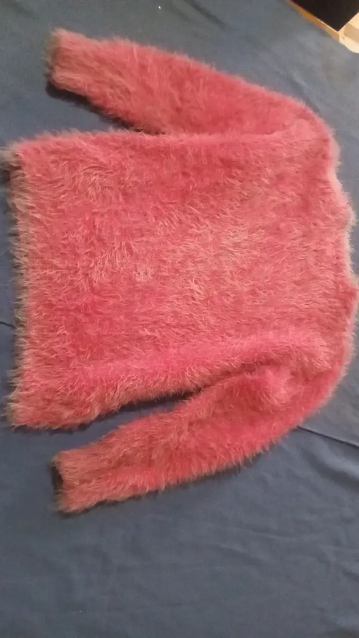 Suéter rosado peludo con estrella negra - 2