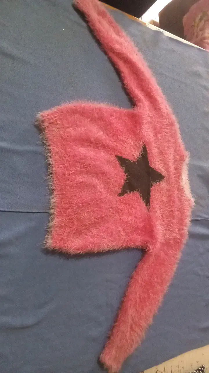 Suéter rosado peludo con estrella negra - 3