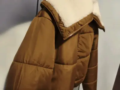 Chaqueta acolchada marrón con cuello de borrego - miniatura 1