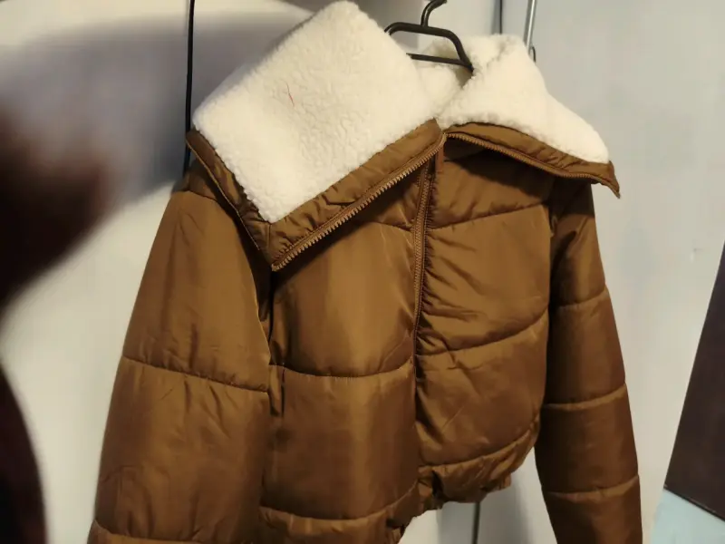 Chaqueta acolchada marrón con cuello de borrego - 2