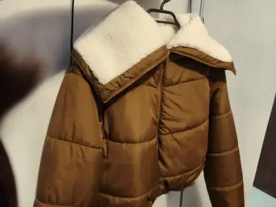 Chaqueta acolchada marrón con cuello de borrego - miniatura 2