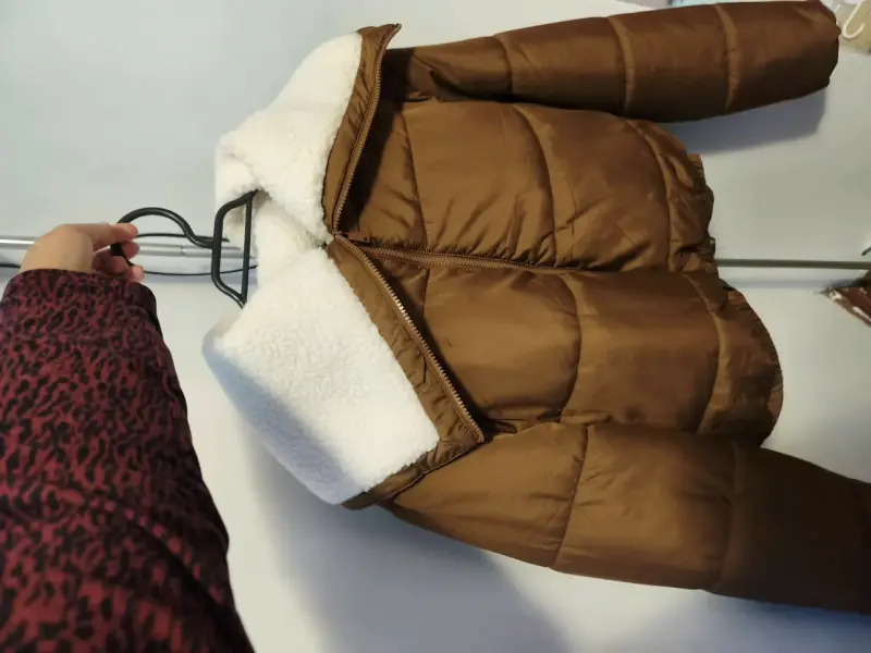 Chaqueta acolchada marrón con cuello de borrego - 3