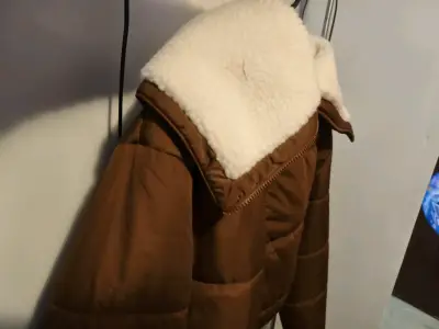 Chaqueta acolchada marrón con cuello de borrego - miniatura 4