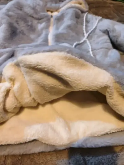 Abrigo de niña con capucha de orejas gris - miniatura 4