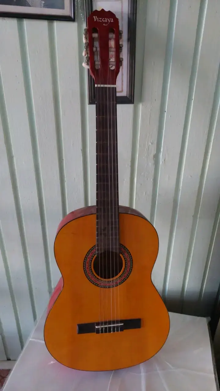 Guitarra clásica Vizcaya en buen estado
