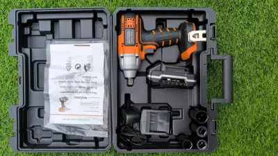 Llave de impacto inalámbrica con batería de 18V - miniatura 1