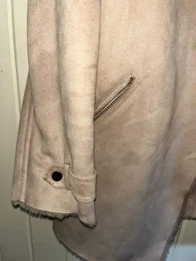 Abrigo de mujer beige con forro de piel sintética - miniatura 4