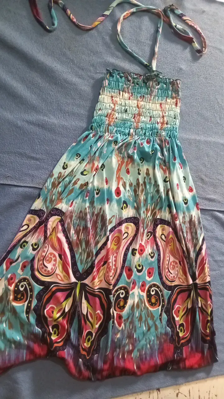 Vestido veraniego con estampado de mariposas