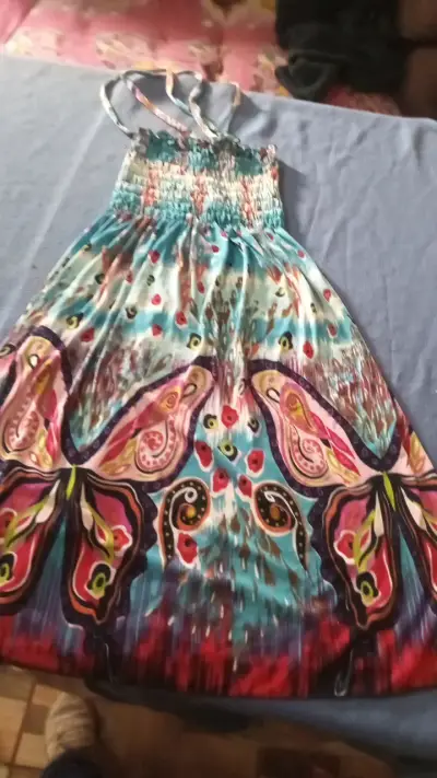 Vestido veraniego con estampado de mariposas - miniatura 2