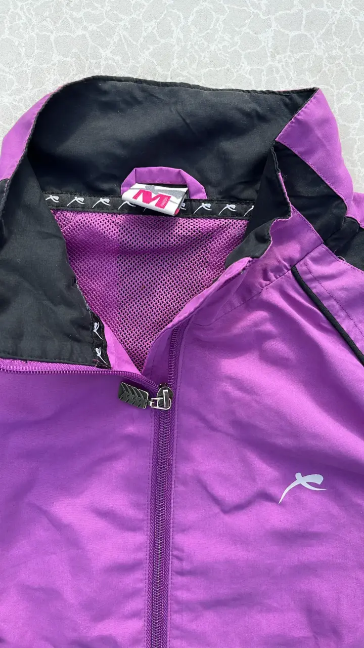 Chaqueta deportiva morada con cierre - 1