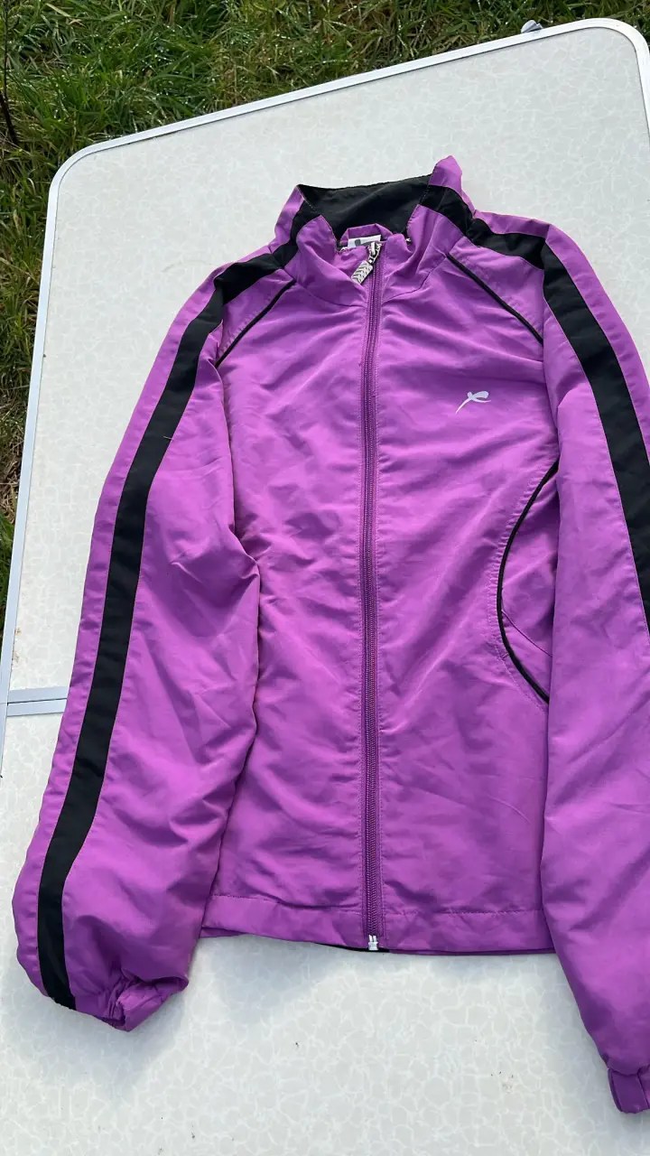 Chaqueta deportiva morada con cierre - 2