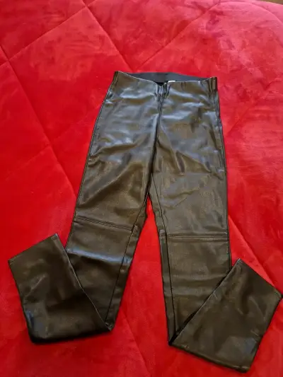 Pantalones de cuero sintético negros para mujer - miniatura 1