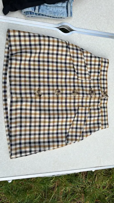 Falda a cuadros H&M con botones - miniatura 1