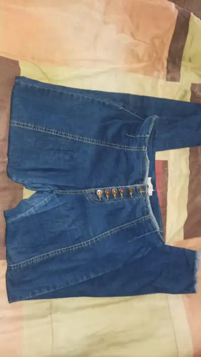 Jeans de mezclilla azul y chalecos nuevos - miniatura 3