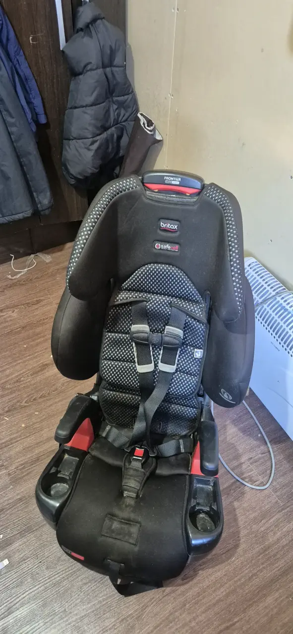 Silla de auto Britax negra con arnés ajustable - 3