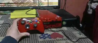Consola Xbox 360 con control rojo personalizado - miniatura 1