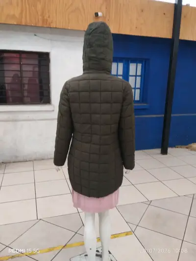 Abrigo acolchado con capucha para mujer - miniatura 3