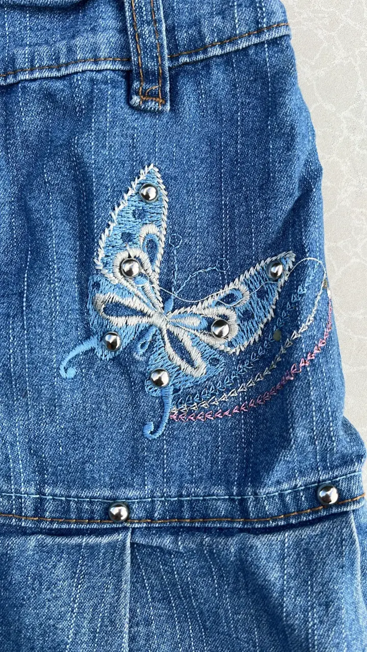 Falda de mezclilla con bordado de mariposa - 2
