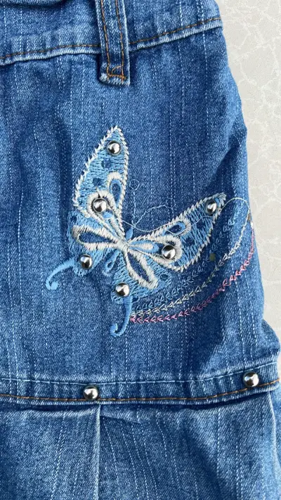 Falda de mezclilla con bordado de mariposa - miniatura 2