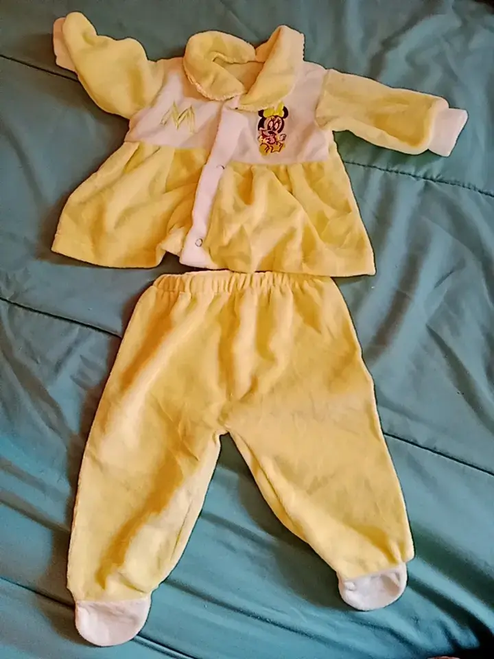 Conjunto de bebé amarillo con diseño de personaje