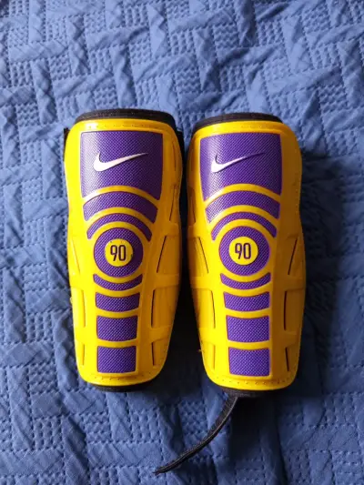 Espinilleras Nike 90 Amarillas y Moradas - miniatura 1