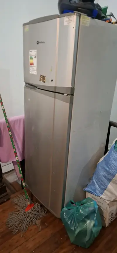 Refrigerador Mademsa de dos puertas en buen estado - miniatura 1
