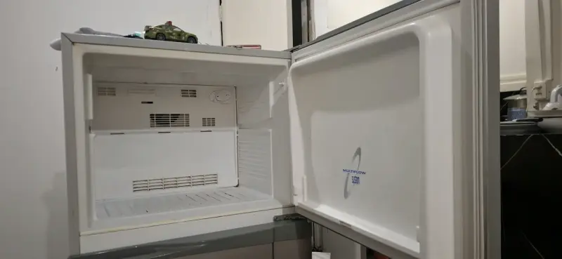 Refrigerador Mademsa de dos puertas en buen estado - 4