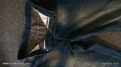 Jeans de mezclilla azul desgastados - miniatura 4