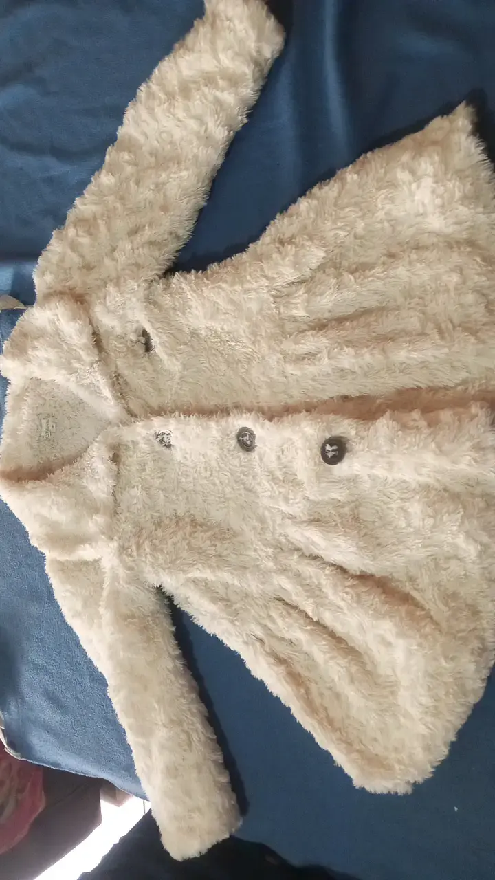 Abrigo de peluche beige para mujer