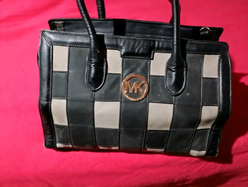Bolso de mano Michael Kors en cuero negro y beige